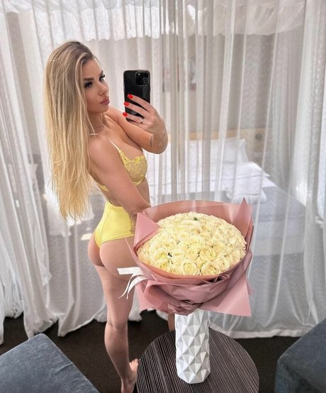 曲線美の赤毛OnlyFans ヌード ギャラリー