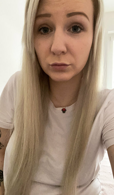 小柄なブロンドの熟女OnlyFans パーフェクト 写真