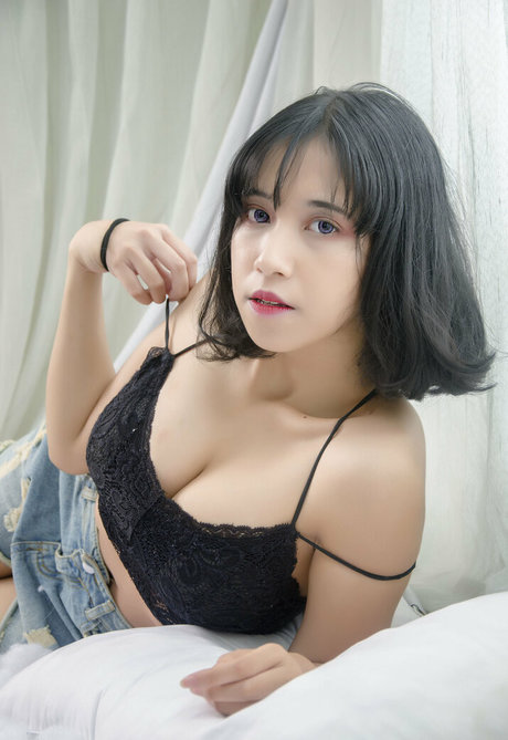 Refeen ポルノスター 写真