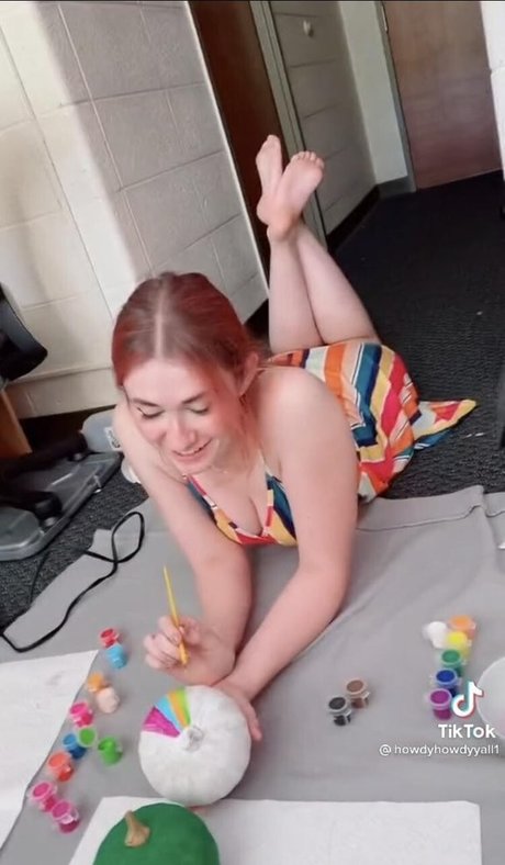 ブルネットの教師OnlyFans アートヌード 画像