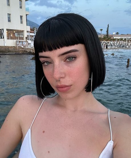 Chloe Hodgson ヌード女優 ギャラリー