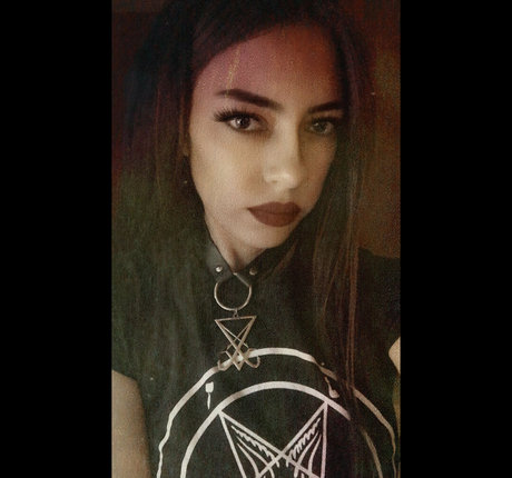 細身の巨乳OnlyFans セクシー裸 写真