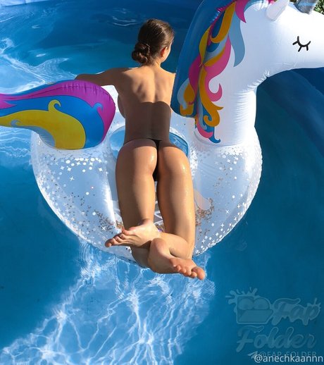 Anna Sazonova 限定モデル 写真