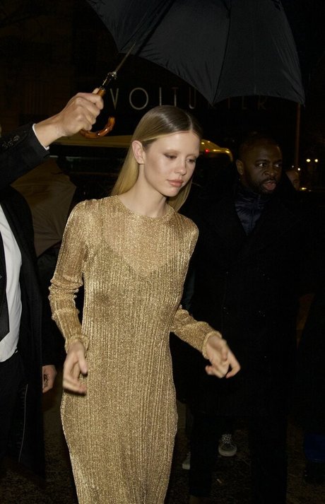 Mia Goth アートモデル 写真