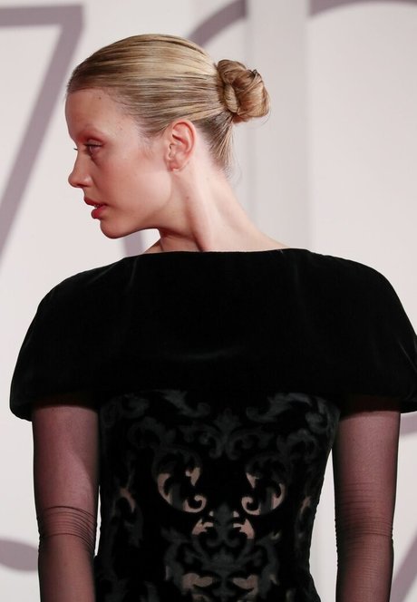 Mia Goth ポルノスター パーフェクト 写真