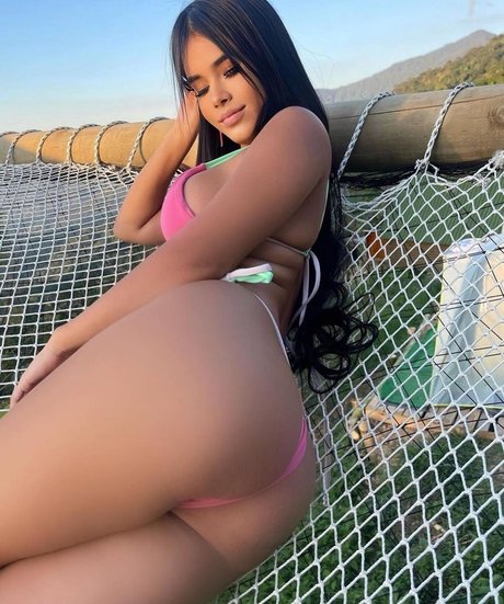 細身の巨乳OnlyFans ホット裸 画像