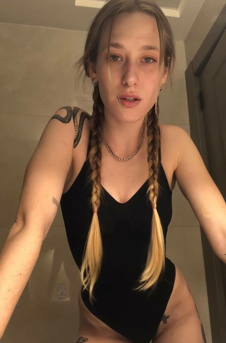 Dina Lewd ヌードモデル 写真