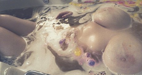 姉妹のOnlyFans セクシーヌード 画像