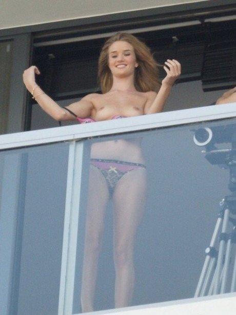 Rosie HW_ 裸のポルノスター 画像