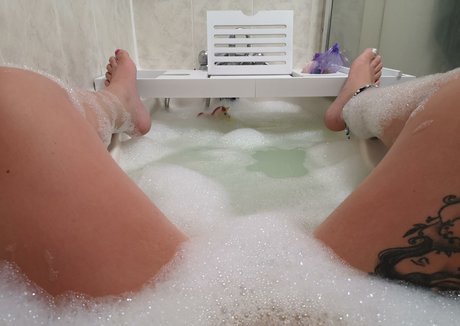 ニューハーフ 熟女 OnlyFans セクシー裸 画像