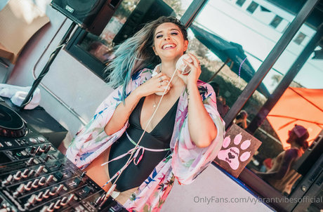 vybrantvibesofficial ヌードスター 画像