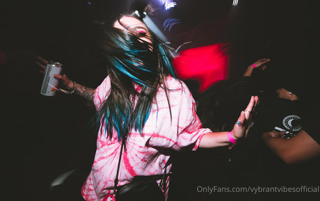 vybrantvibesofficial アート女優 アーカイブ