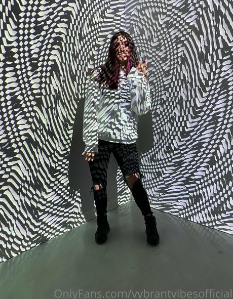 vybrantvibesofficial エロティックなポルノスター 画像