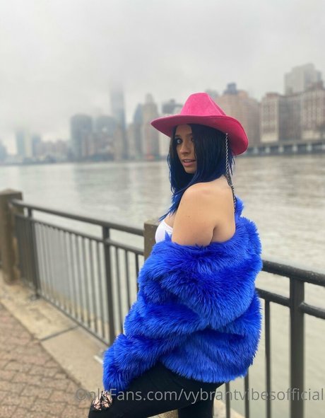 vybrantvibesofficial ポルノスター アダルト 画像