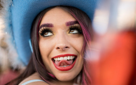 vybrantvibesofficial 裸のモデル 写真