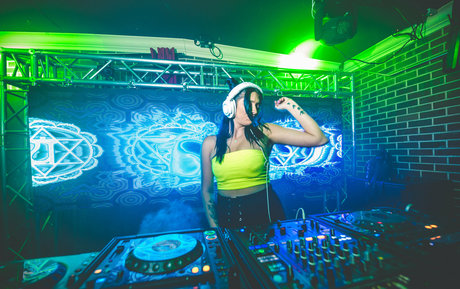 vybrantvibesofficial モデル 画像