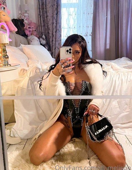 若い熟女OnlyFans アート裸 画像