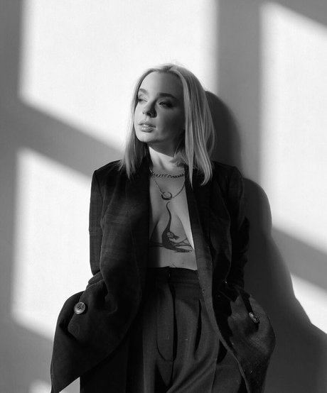 Asya Say 裸のモデル 写真