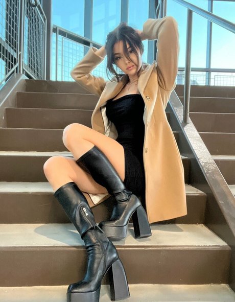 細身の巨乳OnlyFans セックス 写真