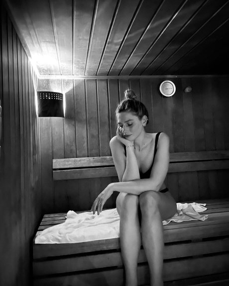 Marine Dauchez 裸のポルノスター 写真