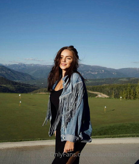 金髪の小柄なOnlyFans ホット裸 写真