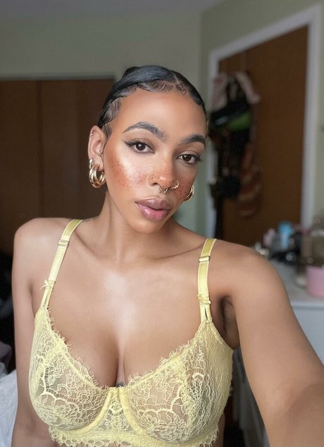 18歳のOnlyFans 美しい 写真