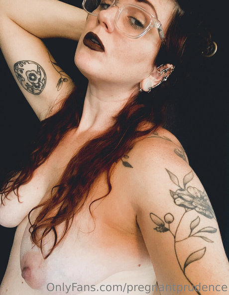 pregnantprudence 裸のスター 写真