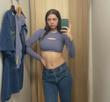 Lizzy McAlpine ホットなポルノスター 写真