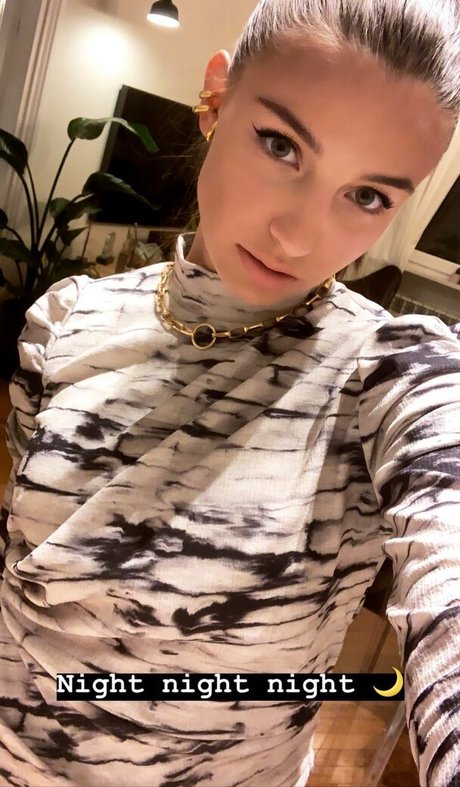 Julia Wieniawa XXXモデル 画像