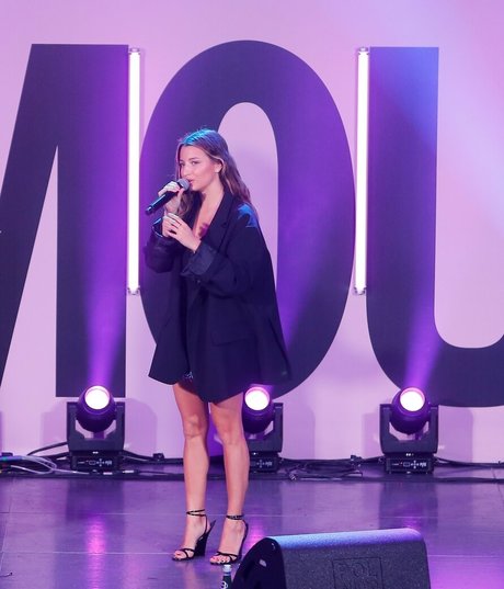 Julia Wieniawa ポルノ女優 写真