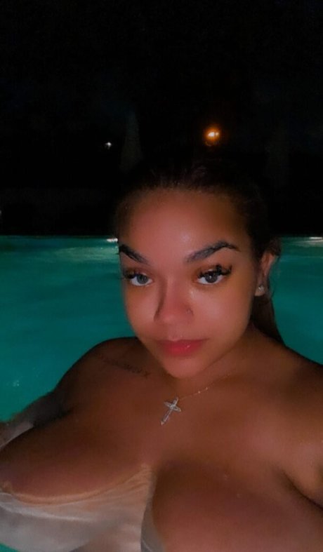 ビキニストリップOnlyFans ホットポルノ 画像