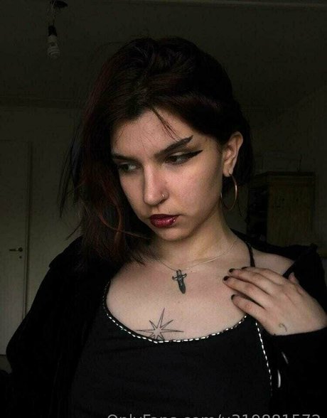 lola deinnn エロティック女優 写真