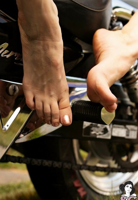 ティーングラスオンリーファン 裸 写真