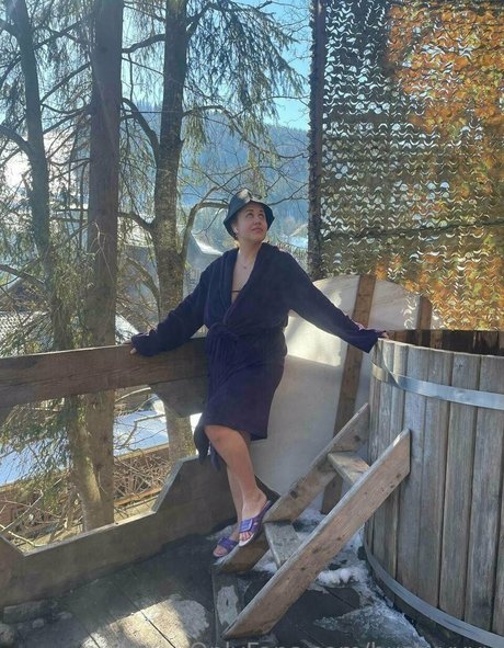 bustyyyyy top profile image