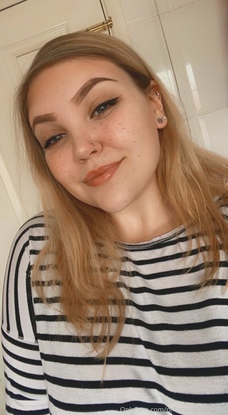 pr1ncessgl1tterfree ポルノスター 独占 画像