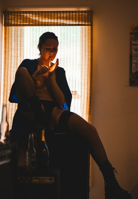 小柄なブロンドの熟女OnlyFans 美しい 写真