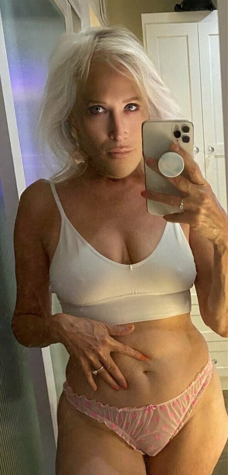 主観視点のアジア人OnlyFans セクシーヌード 写真