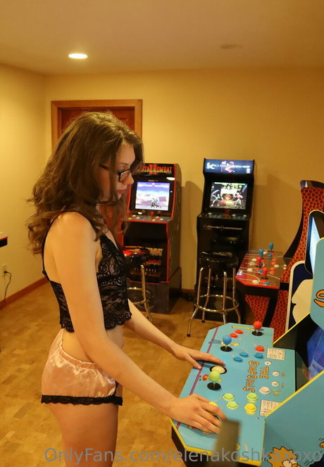 Elenakoshkaxoxo ヌードモデル 画像