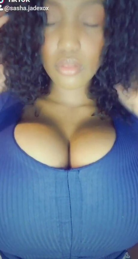 小柄なブロンドの熟女OnlyFans 裸 画像