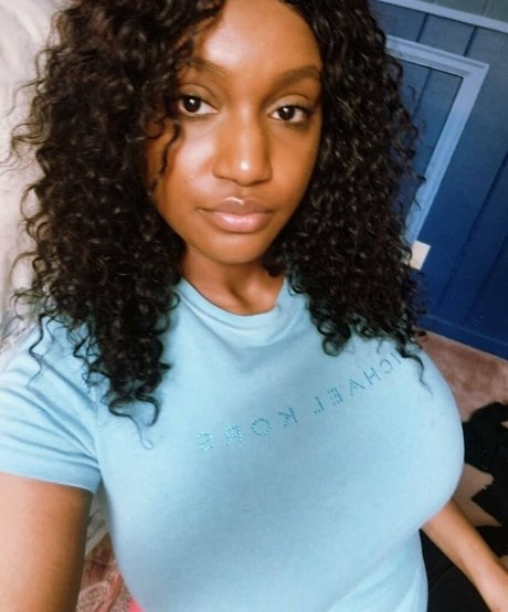 チンコを持つ女たち OnlyFans アート裸 ギャラリー