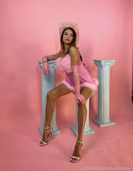 Kyra Santoro エロティックなモデル 写真