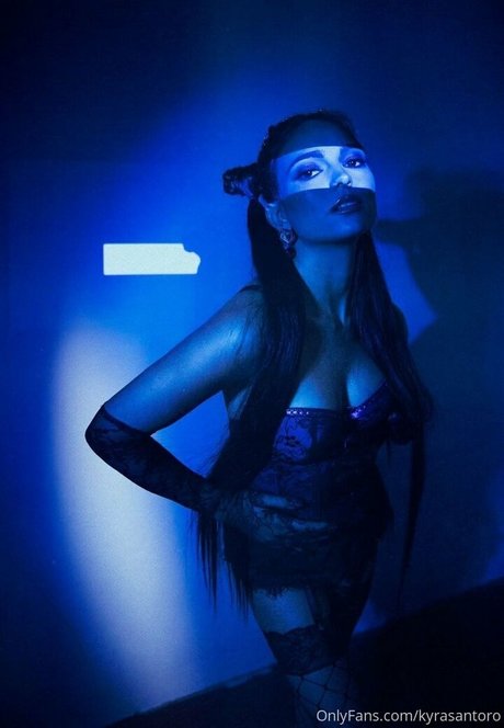 Kyra Santoro ヌードモデル 写真