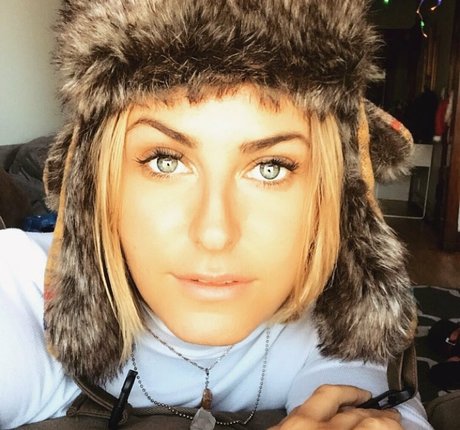 Scout Taylor Compton アートモデル 画像