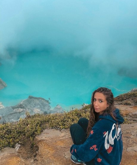 Iulia Girbu ポルノスター アート 画像