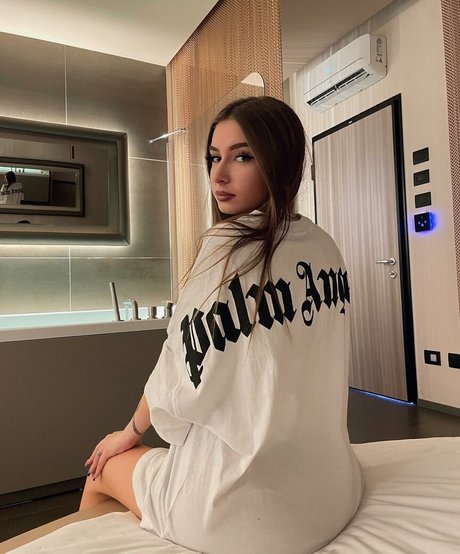 Elisa Esposito 高品質スター アーカイブ