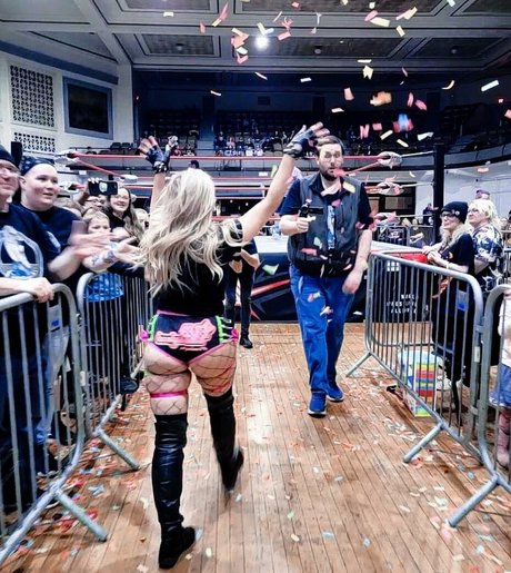 小柄なBBC OnlyFans セクシーヌード 写真