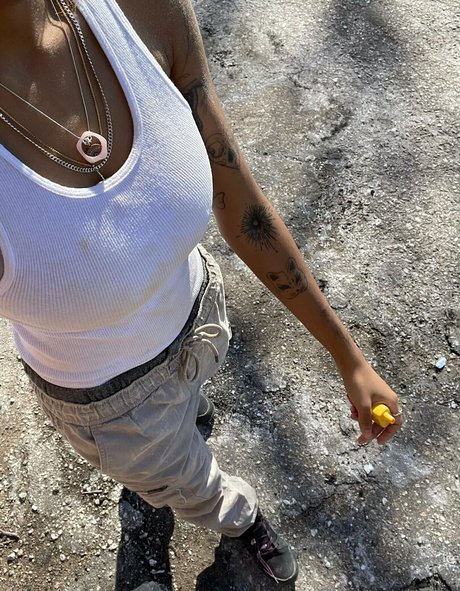 Chronixx tay ポルノスター ヌード 写真