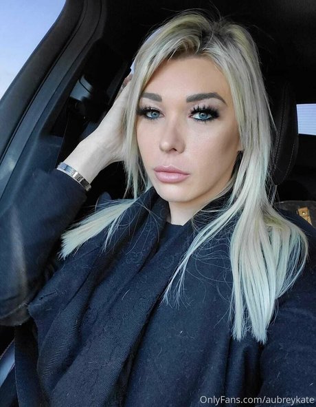 セクシーなブロンドのOnlyFans ヌード 写真