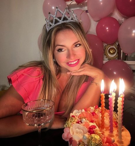 Sensi Lowe ポルノスター HD 画像