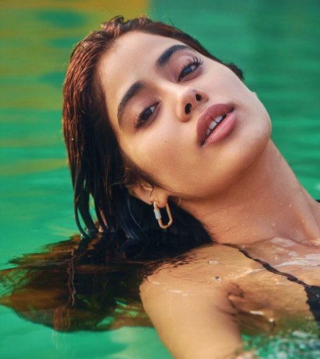 Janhvi Kapoor top profile image